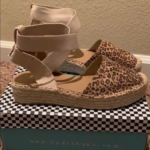 Soda Espadrille Size 10 closed toe platform sandal